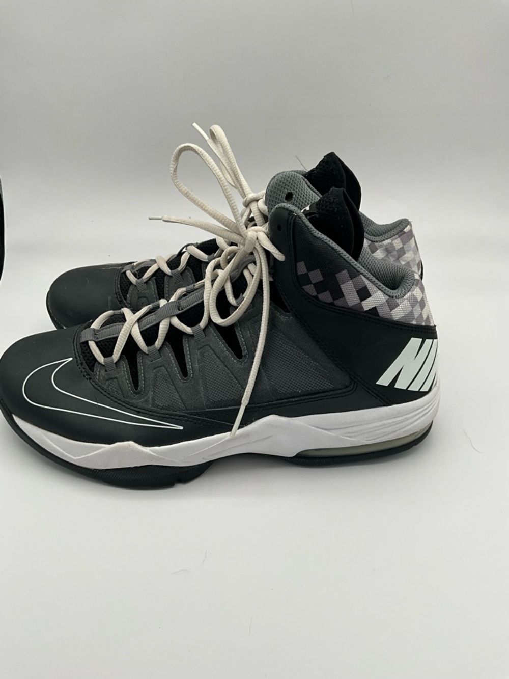 Men’s Nike Air Max Stutter Step basketball shoes in size 9.5